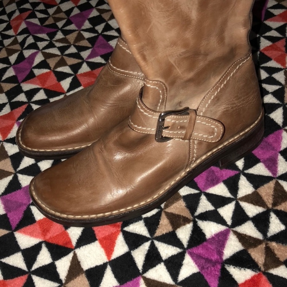Donald J Pliner size 8 M Leather Boot
